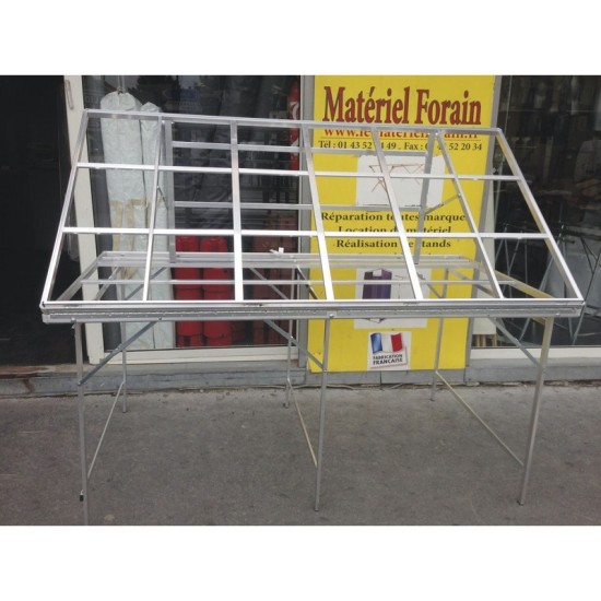 Large table with adjustable, reclining incline – Market stall table for fruit and vegetable vendors | Matériel Forain