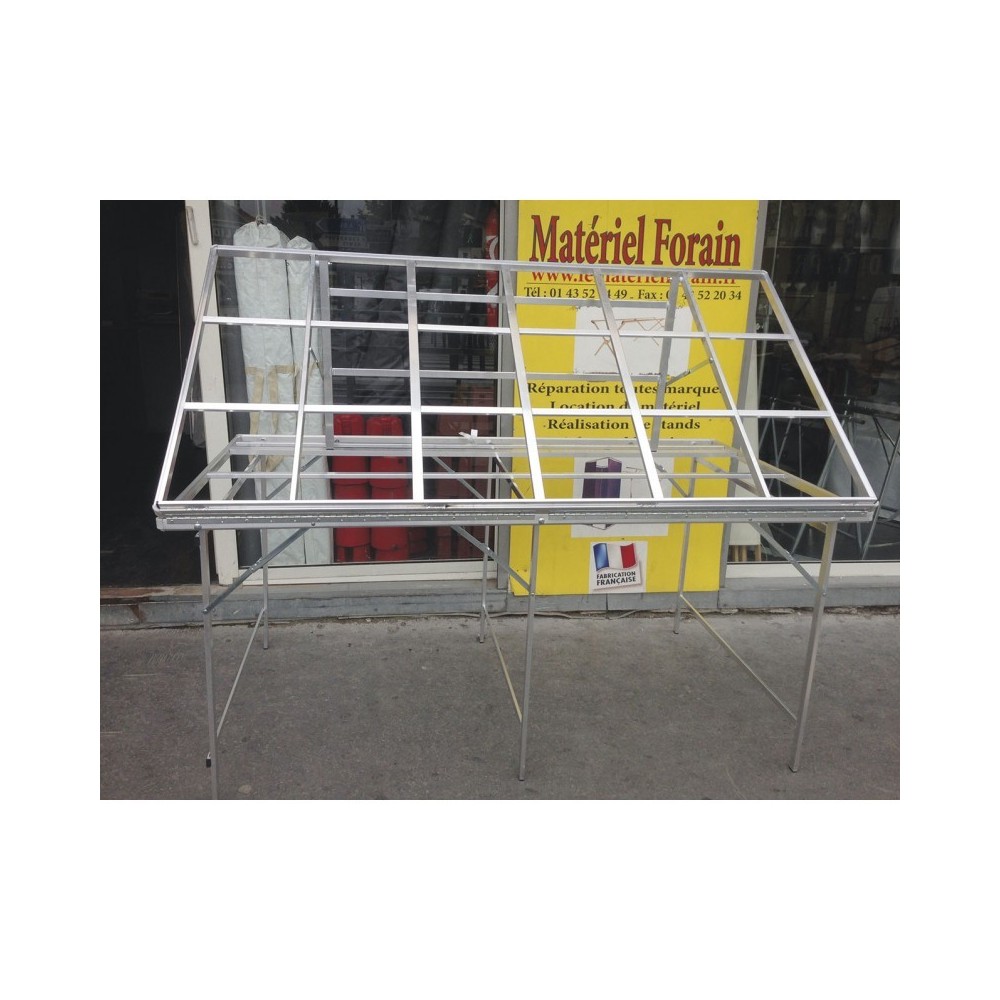 Large table with adjustable, reclining incline – Market stall table for fruit and vegetable vendors | Matériel Forain