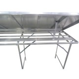 Large table with adjustable, reclining incline – Market stall table for fruit and vegetable vendors | Matériel Forain